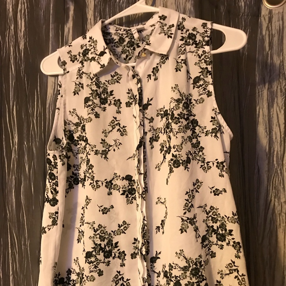 Sleeveless button up blouse